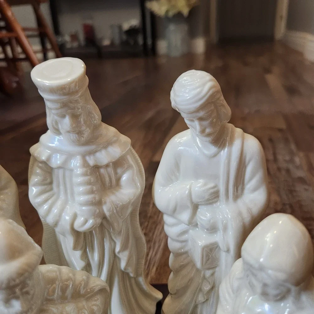Holiday Traditions 8pc Porcelain Nativity Set‎ Iridescent Pearl Finish Wood Base